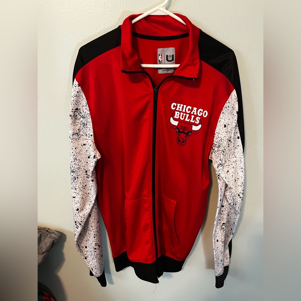 Like New Men’s Chicago Bulls Red and Black Zip Up Jacket Vintage Size XL